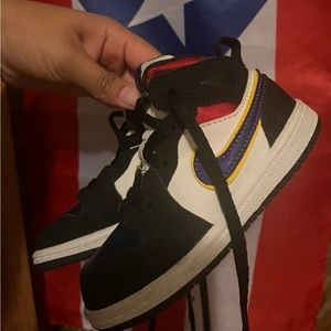 Jordan kids nikes size 6.5 ! Good condition !